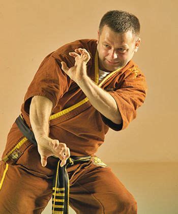 Wen chun. Weng Chun-History and Tradition. The Philosophy and principle of effectiveness For the Southern Shaolin monks it was paramount to experience reality directly. Their philosophy of Chan Buddhism meant a return to the natural and simple. This often stood in contrast to the philosophy of fighting styles taught outside of the temple. 