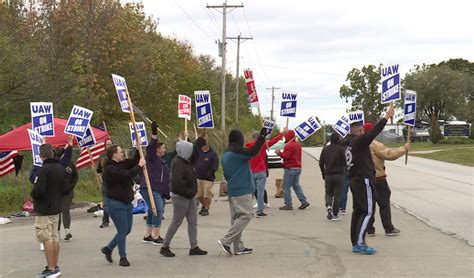Wentzville workers picket, demand fair contracts in historic UAW strike