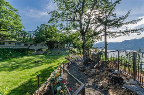 Westcliff lodge. Westcliff Lodge is on 7 acres overlooking the Columbia River Gorge in Hood River Oregon. River view Rooms. Pet Friendly. Wedding and Event Venues, 57 Guest … 