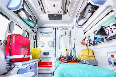 What's inside an ambulance?/ que hay dentro de una ambulancia?. - Manual de instrucoes do citroen c3.
