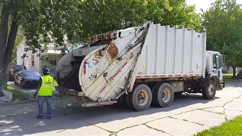 What Can A Garbage Truck Crush? - AutomotiveGuider.com