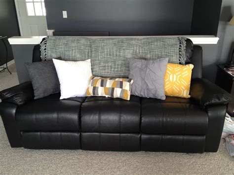 What Color Pillows for a Black Leather Couch? - Homenish