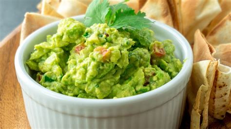 What You Should Know Before Adding Onion To Guacamole