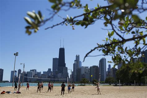 What beaches in the Chicago area are open on Fourth of July?