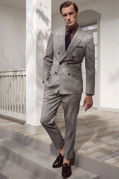 What color shoes with grey suit. Brown. Here's the first “must avoid” to take note of – charcoal gray suits with brown shoes. The reason behind it isn't that clear-cut. Charcoal gray is a color that's almost as versatile as navy blue– but it … 