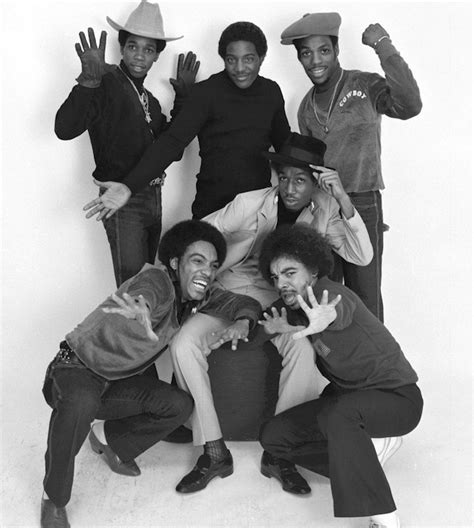 What did grandmaster flash do.  Grandmaster Flash and the Furious Five split into two se...