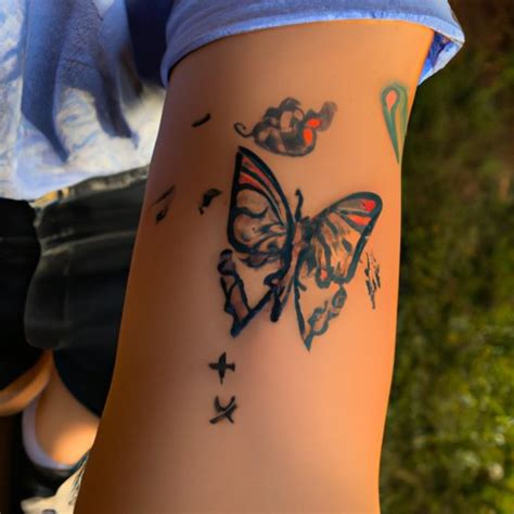 What does a butterfly tattoo on a woman mean? Butterfly tattoos symbolize femininity and beauty in their rarest forms As with most insects, the butterfly’s life is fleeting. Butterfly tattoos can symbolize a loved one that passed away. Butterflies go through a metamorphosis during their lifetime, as do some people in a metaphorical way.. 