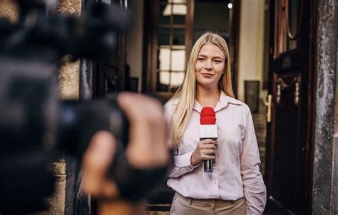 What does a journalist do. Jun 14, 2022 ... Nearly a quarter of journalists surveyed (23%) say that the one thing the news industry does best is getting the news out – higher than any ... 