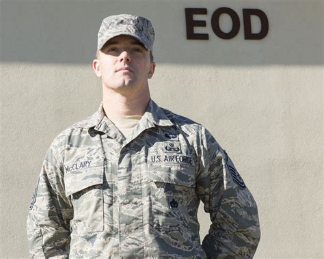 What does a staff sergeant do