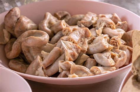 What does chitterlings smell like. Sauté onion, pepper and celery in butter in a large pot. Add chitterlings, cover completely with water and add vinegar, garlic and salt and pepper. Cook for 2 to 3 hours or until chitterlings are tender. Cool and chop to desired size. (Alternately, the chitterlings can be chopped before cooking them if preferred.) 