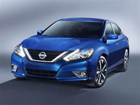Drive Sport is indicated by the Nissan Altima’s Ds gear. Making automobiles livelier and faster with strong, consistent acceleration is advantageous. To reach the maximum speed, the engine’s power and torque are increased by moving to the Ds gear. For a smooth and comfortable drive, it can also improve steering and throttle responsiveness.