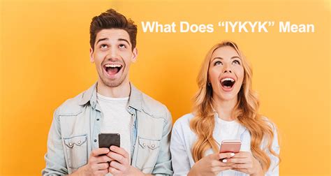 The abbreviation “iykyk” stands for the English phrase “if you know you know”, which means something like “if you know, you know” or “if you know, you know”. On the web, the acronym is associated with inside jokes or seemingly vague content that actually has a deeper meaning. “iykyk” is often used as a hashtag..