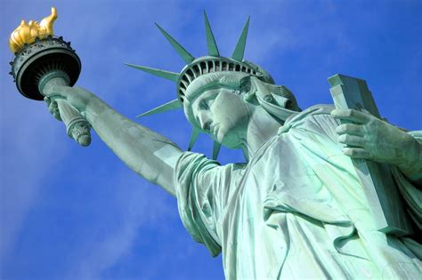 The Statue of Liberty represents liberty, and in Roman numerals, her tablet reads “July 4, 1776,” which is America’s independence day. Her crown has 25 windows, which represent the gemstones found on the earth …. 