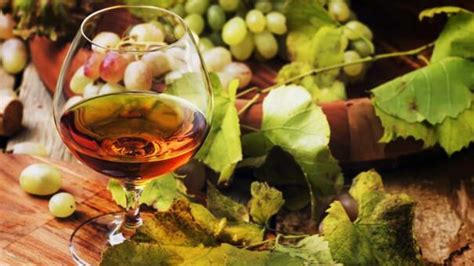 What grape varieties are used to make the Cognac eau …