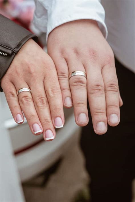 What hand do you wear a promise ring on. 2. Left hand’s ring finger. Image: something borrowed. In most cases, a promise ring represents a promise of commitment in case the engagement is impossible. The reasons for this are different, but the most common … 