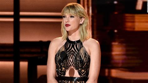 What happened to taylor swift this weekend. Nacrelli, who is from Cleveland Heights, Ohio, says she’s always been a huge Kelce fan. “He and his family lived four blocks from me,” she says. The first time they sat near Swift was at the ... 