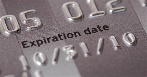 What happens if a refund goes to an expired card?