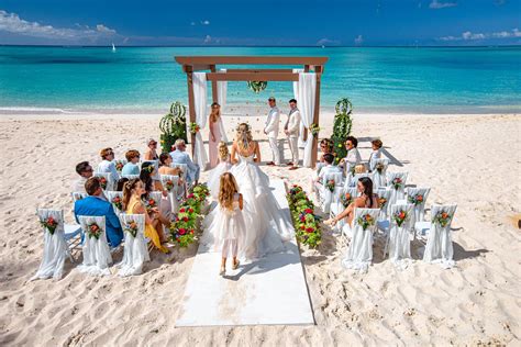 What is a destination wedding. The average cost of a destination wedding in the Dominican Republic is $9,750. This typically includes the couple’s accommodations, airfare and chosen wedding package. The ultimate cost will vary greatly depending on where you are flying from, the time of year, final guest count, luxury level of your resort and wedding … 