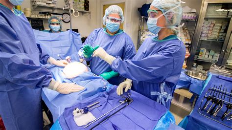Discover what a surgical technician is and learn their essential role in the operating room, assisting surgeons and ensuring patient safety.