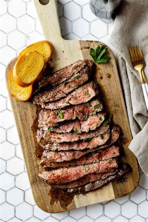 What is flank steak. Raw or cooked flank steak. 1. Start by looking at the flank steak raw and identifying the grain structure of the flank steak. Here’s another picture for reference: 2. Whether you’re slicing the meat raw or when it’s cooked, simply slice into the meat perpendicularly or against the grain. 