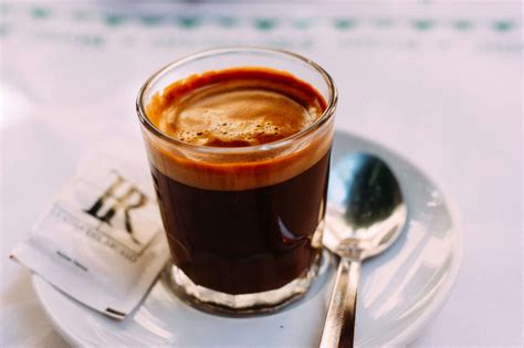 What is gran lungo. Gran Lungo: 9.5 grams to 10.5 grams: 5 oz./ 150 ml: 120 mg to 195 mg (average: 140 mg) Mug: 12.5 grams: 7.77 oz / 230 ml : 150 milligrams to 200 milligrams: Carafe: ... If you want to learn more about espresso, ristretto, and lungo, as well as what sets this Italian drinks apart from other coffee beverages, you can check out the following … 