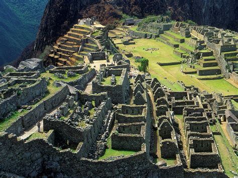 What is machu picchu brainly. Machu Picchu es una antigua ciudadela inca situada en el actual Perú. Está situada en la cresta de una montaña sobre el valle del río Urubamba, en la cordillera de los Andes. Historia de Machu Picchu. Se cree que Machu Picchu se construyó a mediados del siglo XIV y que sirvió como finca real y refugio del emperador inca Pachacuti. 