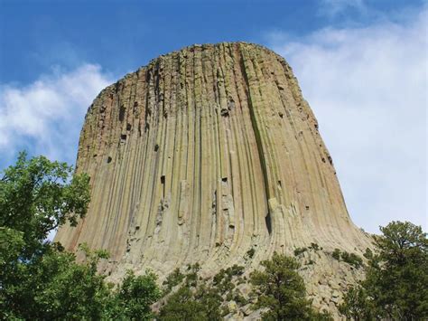 What is the Native American story about Devils Tower?