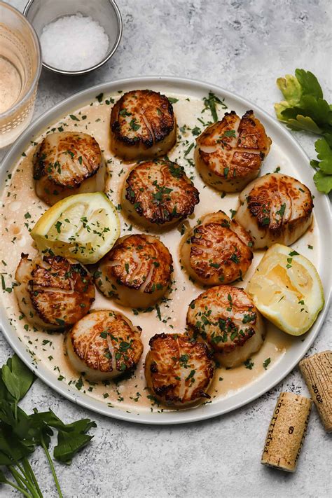 What is the best type of pan to use to sear sea scallops?