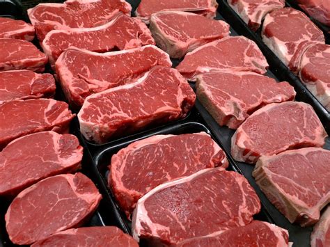 What is the red meat. If you eat red meat, limit consumption to no more than about three portions per week. Three portions is equivalent to about 350–500g (about 12–18oz) cooked weight. Consume very little, if any, processed meat. The amount of red meat specified was chosen to provide a balance between the advantages of eating red meat (as a source of essential ... 