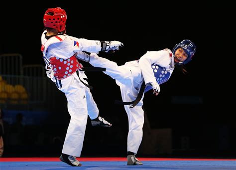 What is tkd. Closed Stance. Stand with your front foot facing forwards and the back foot turned 45 degrees to the side, keep the feet quite close together Weight distribution: 90 percent of the weight is on the rear leg. Additionally, your front foot should be up on the ball of the foot (heel off the ground). This stance appears in Joong-Gun. 