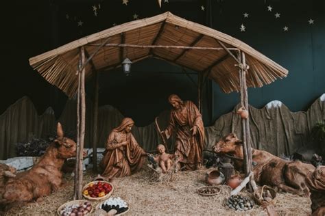 What month was jesus really born. That would be the baby Jesus! In the Bible, after Mary was told by the Angel Gabriel that she would have a child, Mary and Joseph travelled to Bethlehem. The town was very busy so they had to stay ... 
