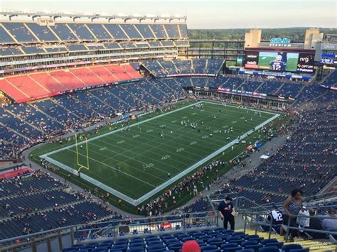 What seats are covered at gillette stadium. For concerts, club sections typically provide guests with an elevated side view. When the stage is set up near the south end, CL12, 13, 28 and 29 are closest to the stage. For Patriots games and Revolution matches, CL9, 10, 31 and 32 are the most desirable seats due to their position near mid-field. Additional Club Level Notes: For most NE Rev ... 