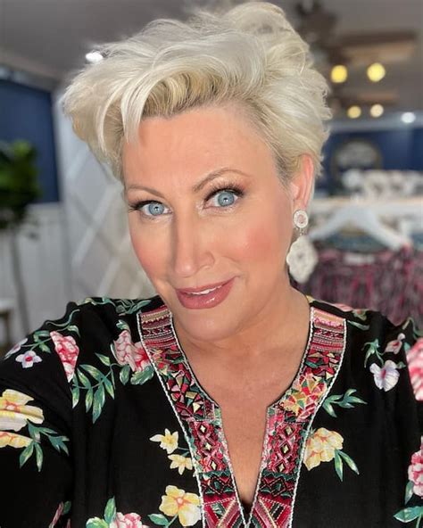 What size is kim gravel. Kim Gravel is a successful entrepreneur, a former beauty pageant, married to Travis Gravel, and a mom of two who weighs around 154 lbs. She weighed almost 200 lbs around 2019. but since then, she ... 