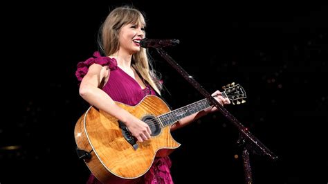 What songs will Taylor Swift play at her big concert tonight in Santa Clara?