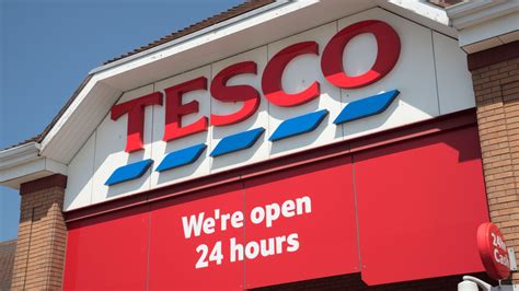 What time of night do supermarkets such as Tesco, Asda, Sainsbury’s and Morrisons start/stop selling alcohol? The times supermarkets such as Tesco, Asda, Sainsbury’s and Morrisons are permitted to sell alcohol depends entirely on the licensing hours granted by the local authority where each individual supermarket is located.. 