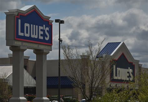  What Are Lowes New Year’s Day Hours? On New Year’s Day, Lowe’s stores are open from 6:00 am to 10:00 pm. They are open at this time due to New Year’s Day being on a Saturday. . 