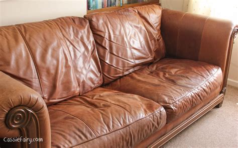 What to do with old couch. Our 5 Favourite Couch Upcycling Projects. These upcycling ideas are a great way to fill a Sunday arvo – and they won’t cost as much as a Sunday sesh at your local watering hole. 1. Add Tufting. Tufting is a (relatively) simple way to give your couch a makeover, adding a hint of mid-century modern style to any living room. 
