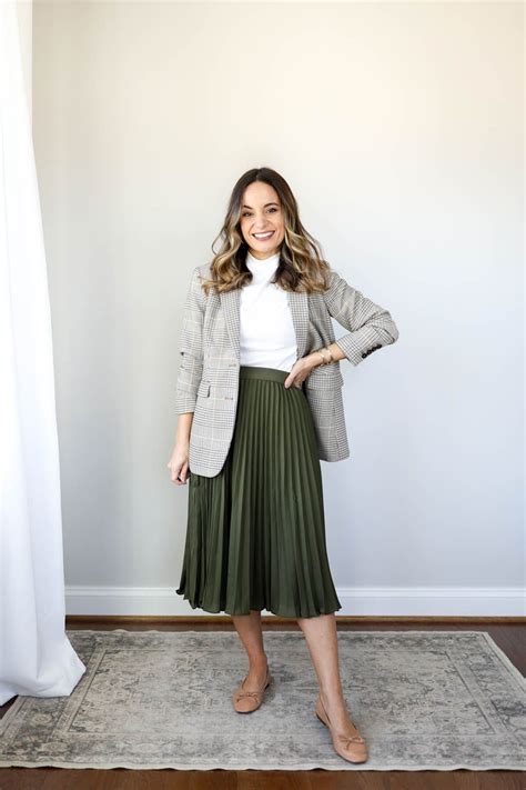 What to wear with a pleated skirt - Petite Dressing