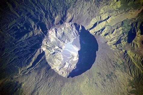What type of volcano is mount tambora