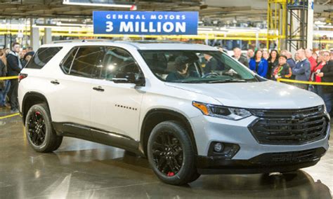 The GMC Acadia and Saturn Outlook crossovers were both based on GM's front-wheel-drive, unibody Lambda platform. The Lambda vehicles -- which also included the Chevrolet Traverse a...