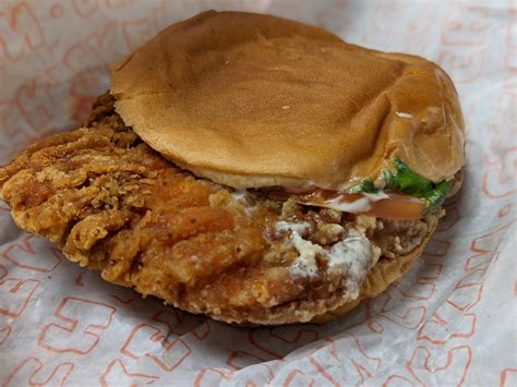Whataburger chicken sandwich. The amount of chicken salad needed per serving ranges from 2 to 12 ounces, depending on how it is served. For sandwiches or small wraps, it takes 4 to 6 ounces of chicken salad. Wh... 