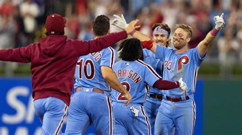 Wheeler, Clemens lead Phillies past Tigers 3-2 for 5th straight win
