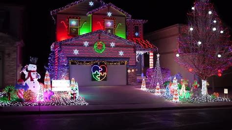 When do Coloradans hang Christmas lights?