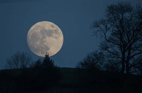 When is the full moon at its peak tonight. The term “supermoon” was coined in 1979 to describe the full moon coinciding with the closest point in its orbit around Earth. Supermoons are about 15% brighter than the average full moon, but ... 