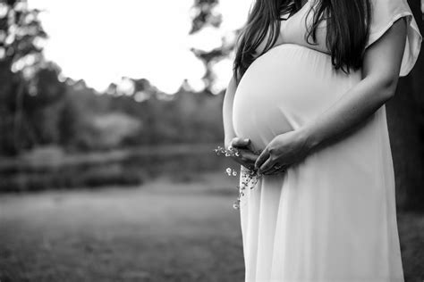 When to take maternity photos. New York City photographers the Rainiers recommend scheduling a maternity photo session within 28 to 36 weeks of a client’s pregnancy. That’s as early as the seventh month, yet no later than the end of the eighth month of pregnancy. … 