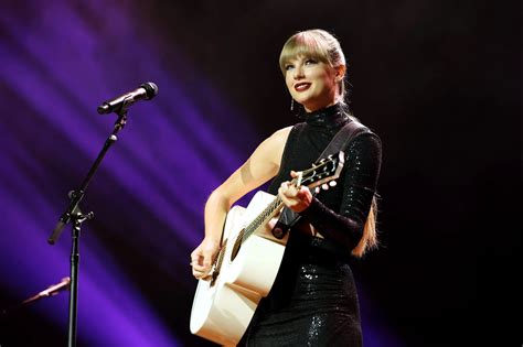 Taylor Swift attends the 2022 MTV VMAs at Pr