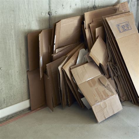 According to CostHelper.com, typical costs for boxes run anywhere from $1 to $3.75 per box. However, specialty boxes (think: wardrobe and mirror boxes) cost much more. Packing paper runs $9 per pack on average, glass packing kits cost $10 to $15 per box and kitchen kits cost around $102. Fortunately for …. 