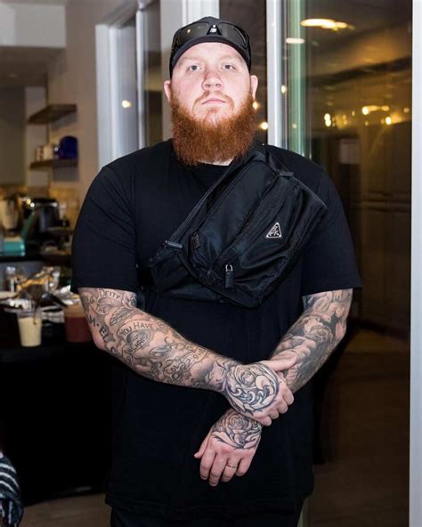 Where does tim the tat man live. So, what chair does TimTheTatman use? Timthetatman uses Herman Miller Aeron Chair. It’s one of the best ergonomic office chairs available, but sever high profile FPS gamers use this chair as well. Its price on the official Herman Miller online store is $1,395.00. 