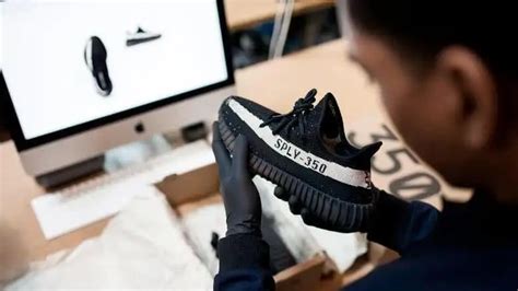 Where is goat authentication located. GOAT has also opened a new facility in Hong Kong to better serve their marketplace in China as well as the Greater Asia Pacific region. “The sneaker community has ... 
