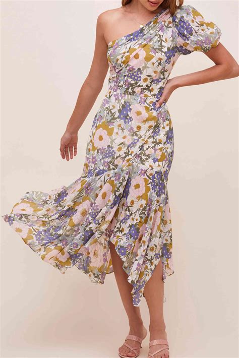 Where to shop for wedding guest dresses. Step out in elegance with Dorothy Perkins range of wedding guest dresses & outfits. From long sleeved to midi wedding guest dresses, shop our range. 